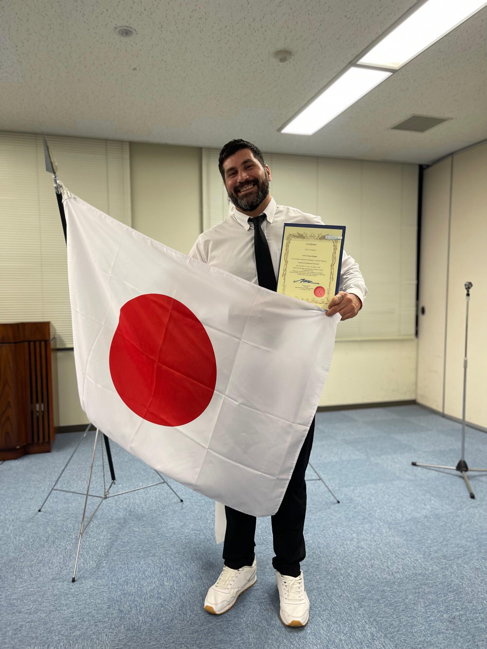 Chef Rodrigo Avila com diploma do Japão